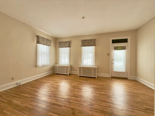 Building Photo - 717 Warner Ave