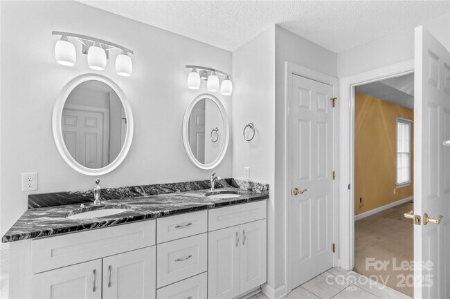 Building Photo - 4522 Long Cove Dr