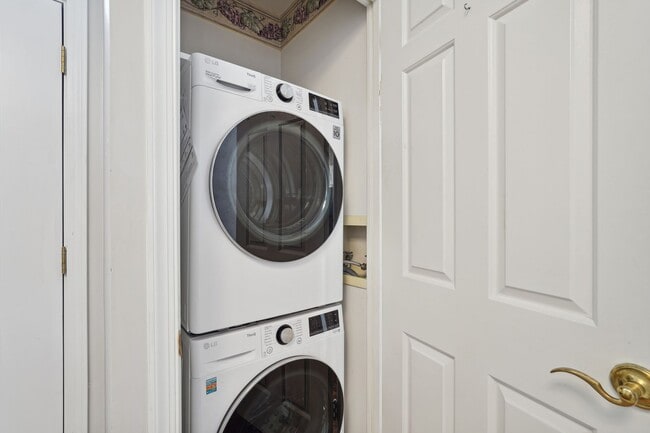Building Photo - Available Now! Updated //3 Bedroom 2.5 Bat...