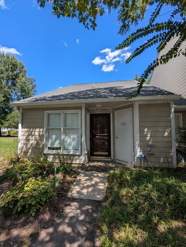 Building Photo - Beautiful townhouse with lakeside views, convenient to Chapel Hill and Durham!