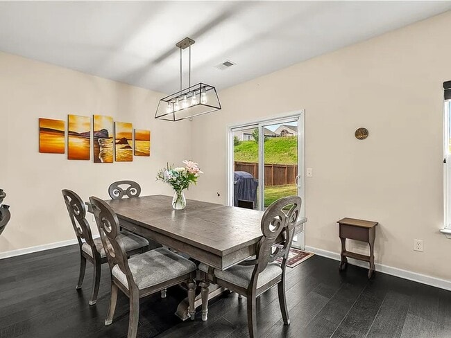 Building Photo - Beautiful 4BR/3BA Home in the Desirable Po...