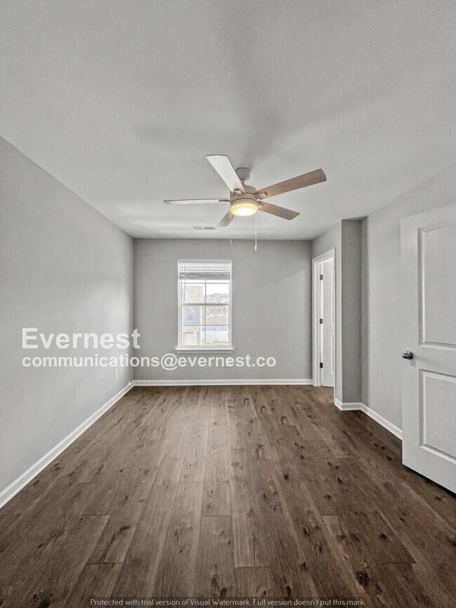 Building Photo - 2 Bed/2.5 Bath Townhome with Off-Street Parking / Pet-Friendly / Available Now!