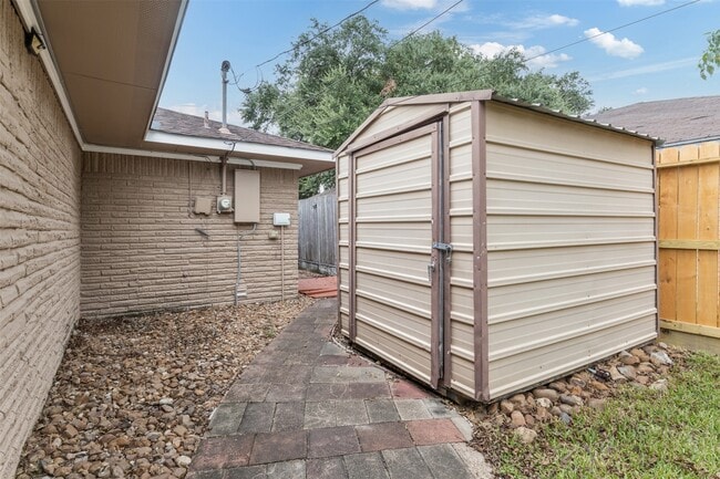 Building Photo - 1918 Crestdale Dr