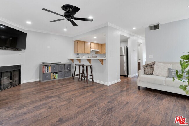 Building Photo - 18209 Sierra Hwy