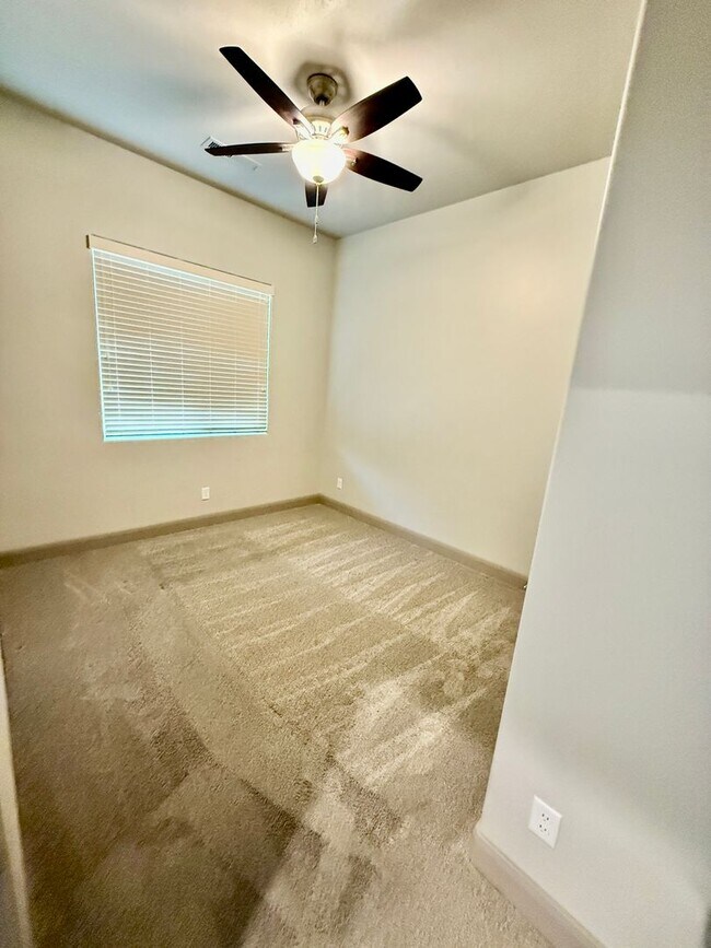 Building Photo - Spacious 2-Bedroom Duplex with Den & Fence...