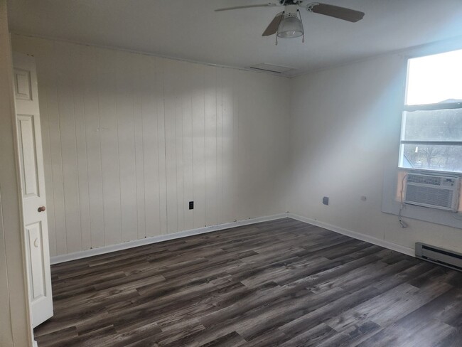 Building Photo - Spacious 2 bedroom 1 bath Loft above Real ...