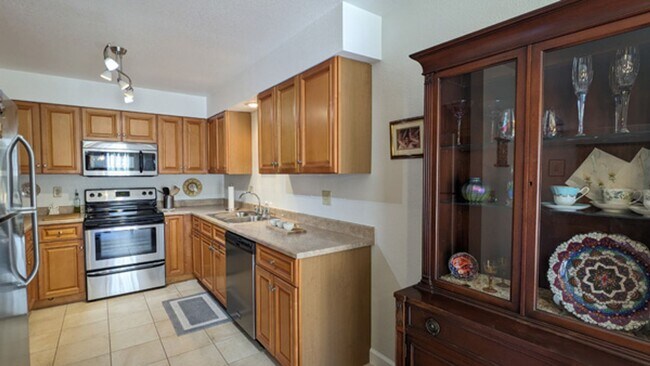 Building Photo - Quiet Peaceful Furnished 3/1.5 Condo, Move...