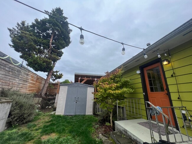 Building Photo - Cozy 2 Bedroom in Charming Everett Neighbo...