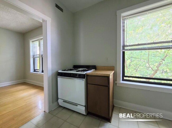 Building Photo - 2 bedroom in CHICAGO IL 60657