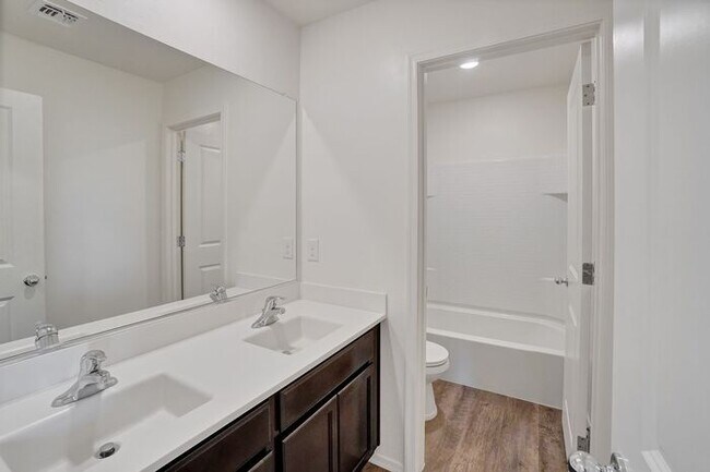 Building Photo - 4051 E Braddock Dr