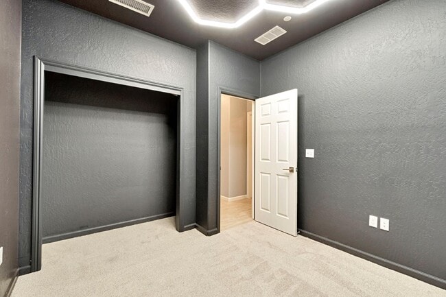 Building Photo - 141 Reunion Wy S