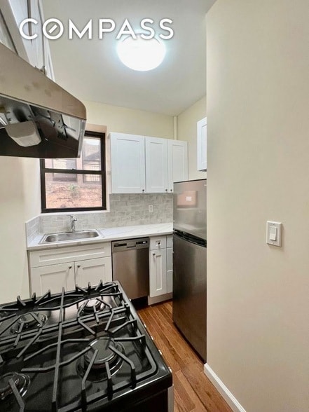 Building Photo - 270 E 78th St