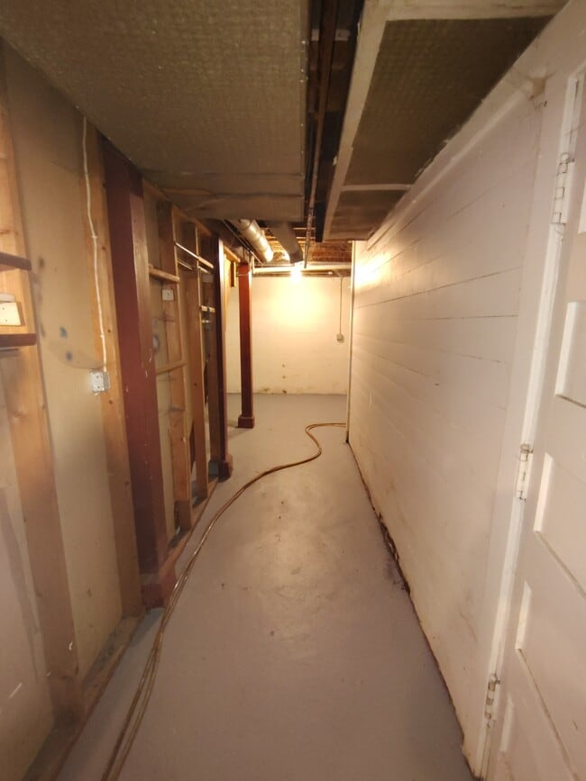 Building Photo - 2407 Custer Ave