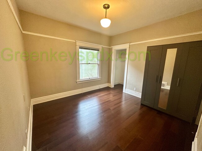 Building Photo - Beautiful Top Floor of Duplex in SW Portland