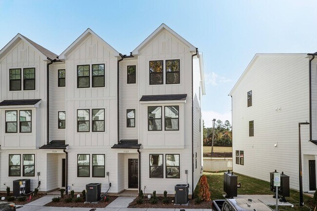 Building Photo - Three Bedroom End Unit Townhome!