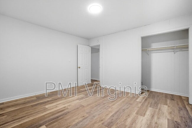Building Photo - 417 E Little Creek Rd
