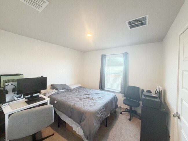 Building Photo - Charming 3 BD/2.5 Located Near Randolph AFB! Move in May 2026!