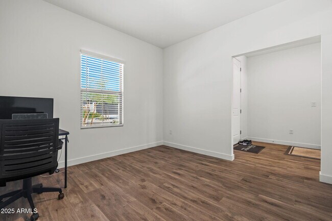 Building Photo - 3023 W Bent Tree Dr