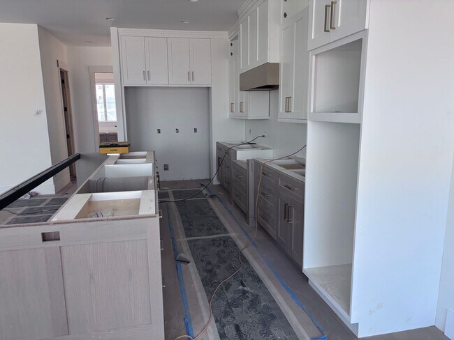 Building Photo - Beautiful 2 story with 6 bedrooms and swimming pool