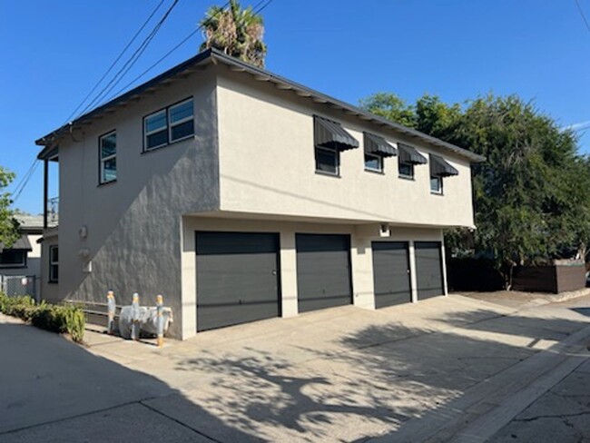 Building Photo - 1 Bedroom 1 Bath Completely Remodeled Apar...