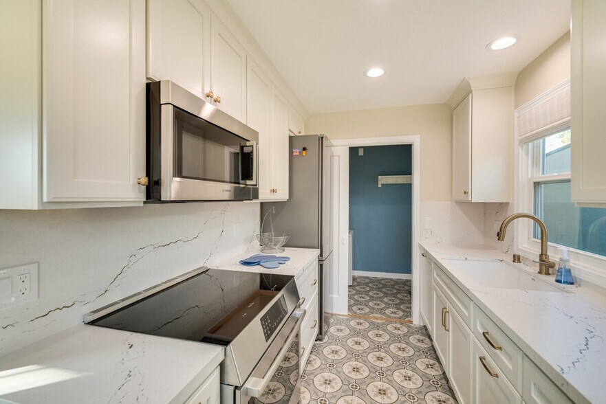 Building Photo - 1995 Creek Dr