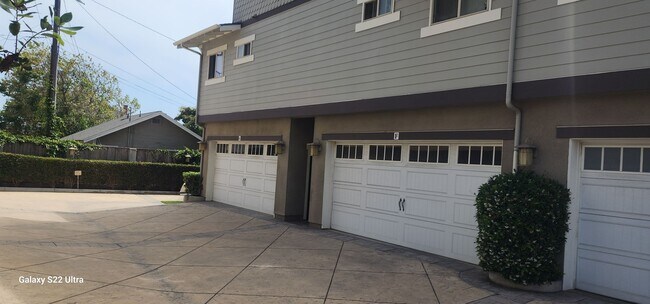 Building Photo - Spacious and freshly updated 2 bedroom, 2 ...
