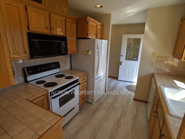 Building Photo - 3 bed 2 bath in Sherwood Village