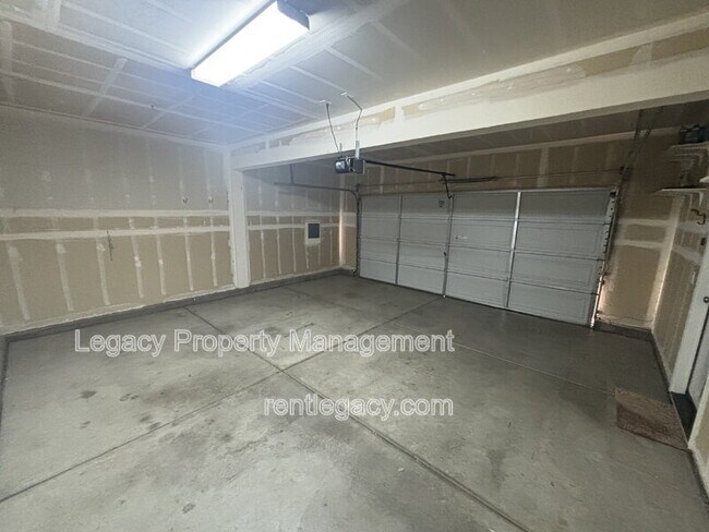 Building Photo - 893 Equinox Loop
