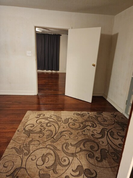 Building Photo - 2547 Nichols Dr