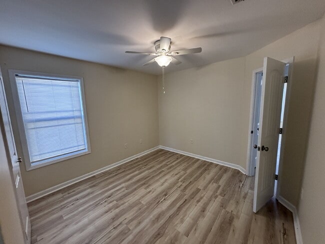 Building Photo - 472 Jester St