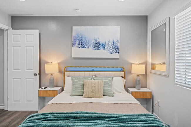 Building Photo - 10983 Parkdale Ave