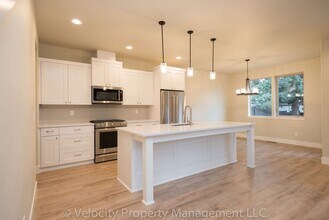 Building Photo - Townhome with Primary Bedroom on the Main ...