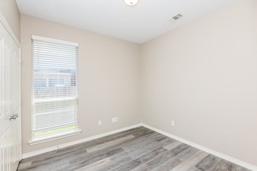 Building Photo - 10505 Big Oak Dr