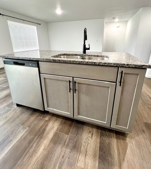 Dishwasher - 800 Hoffman Hills Blvd