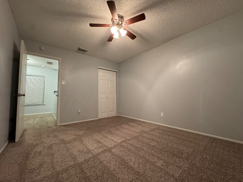 Building Photo - 15719 Persimmon Hill Dr