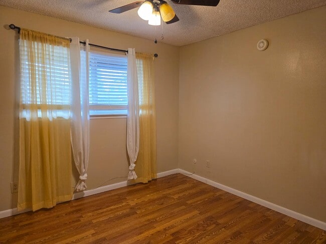 Building Photo - 2217 Colonial Ct