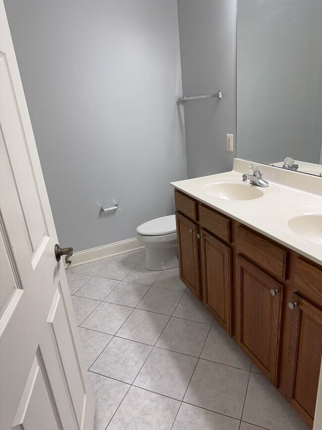 Building Photo - Modern 3BR Condo Near Annapolis Mall & Med...