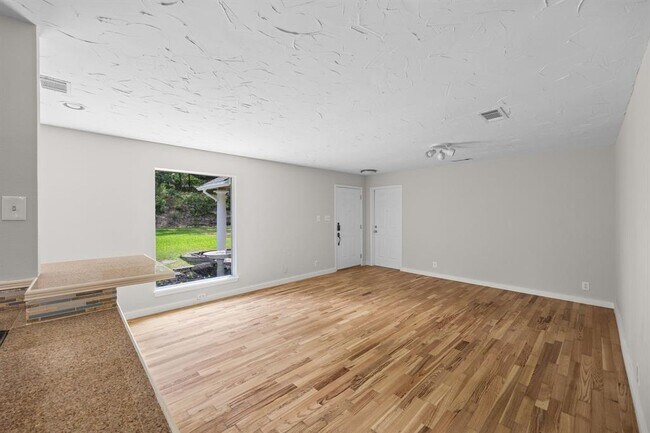 Building Photo - 2218 Bahama Rd