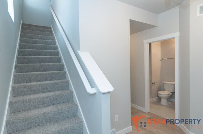 Building Photo - 999 W 360 S