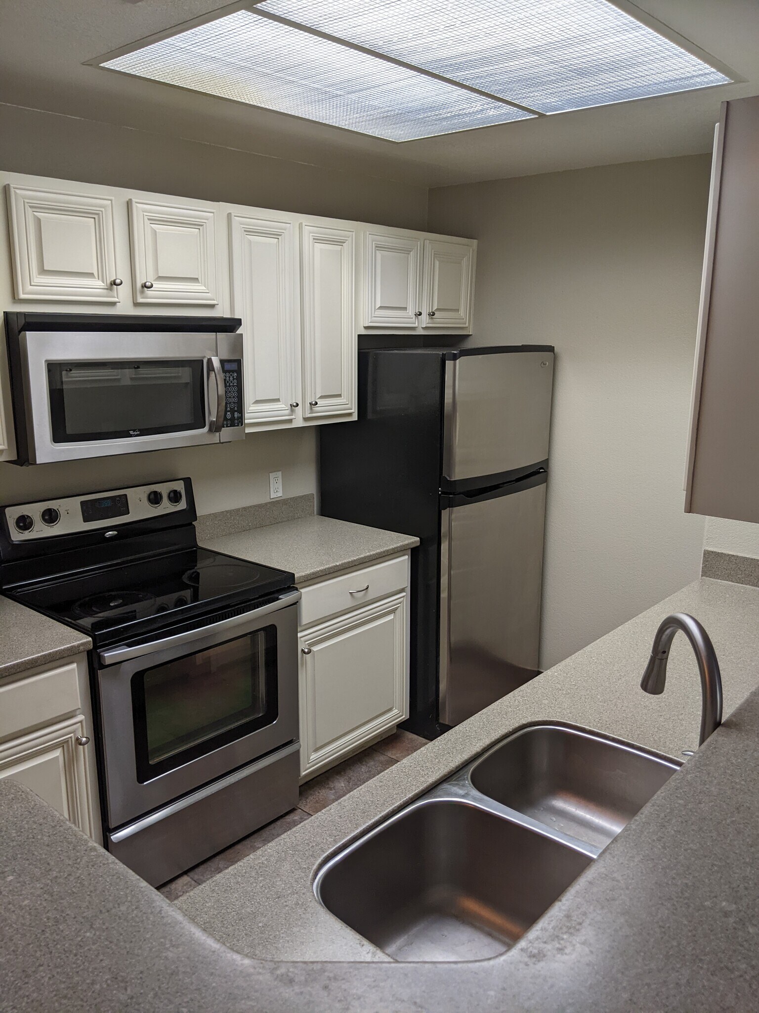 Deep stainless steel kitchen sink - 3830 E Lakewood Pky E