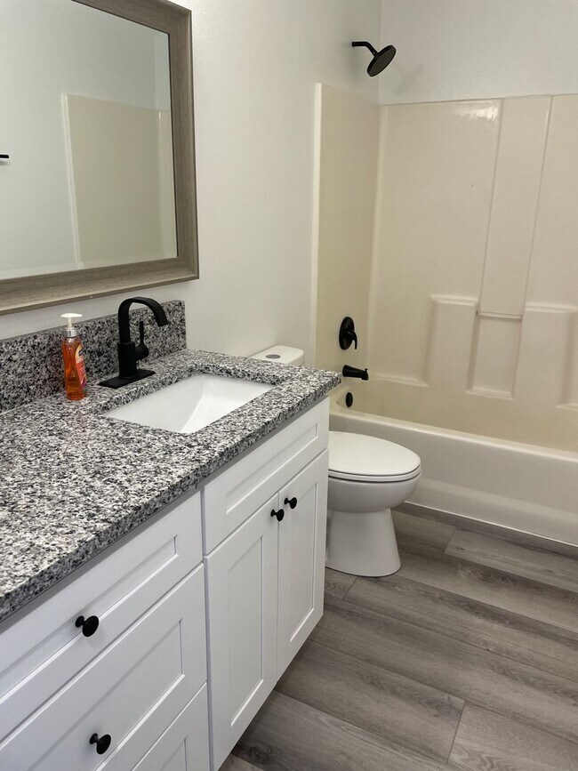 Building Photo - 1206 W Columbia Ave