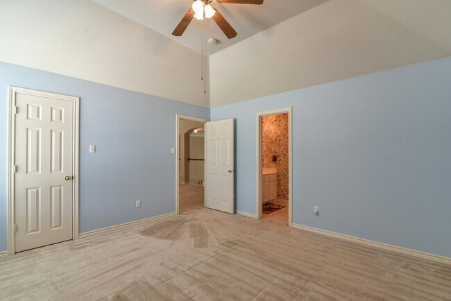 Building Photo - Large Mansfield High Home Centrally Located