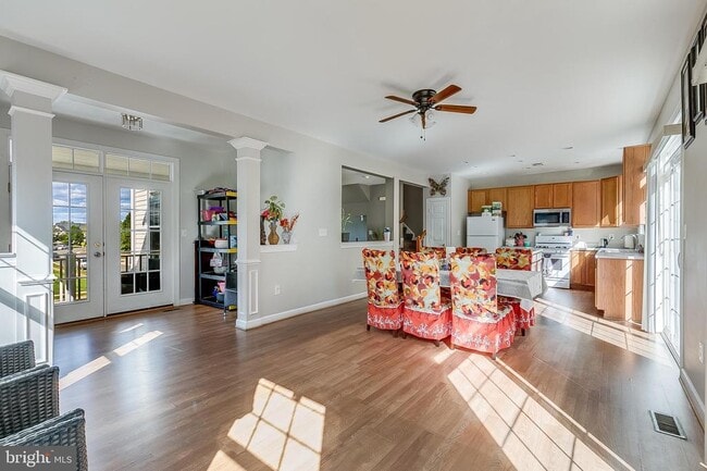 Building Photo - 8265 Glade Bank Dr