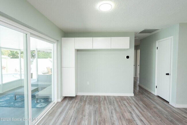 Building Photo - 347 S Lakeside Dr