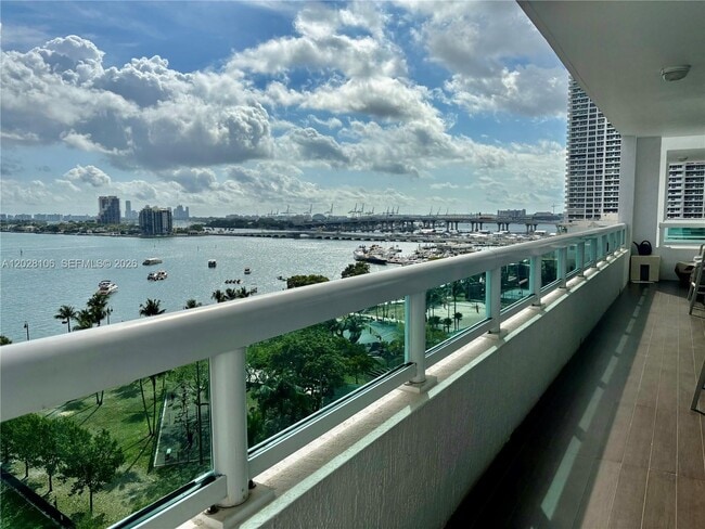 Building Photo - 1800 N Bayshore Dr