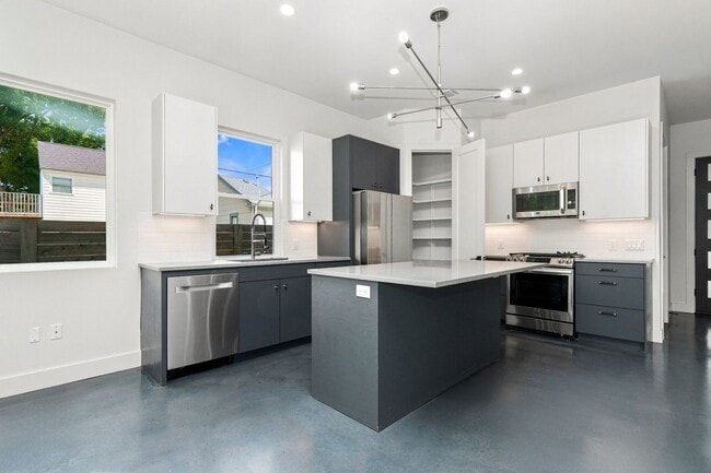 Building Photo - 935 E 51st St
