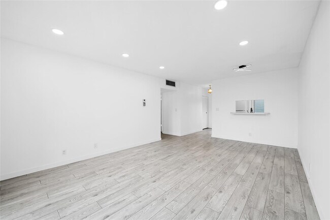 Building Photo - 5031 W Oakland Park Blvd