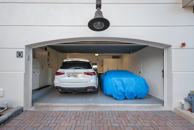 Building Photo - 285 SE 6th Ave