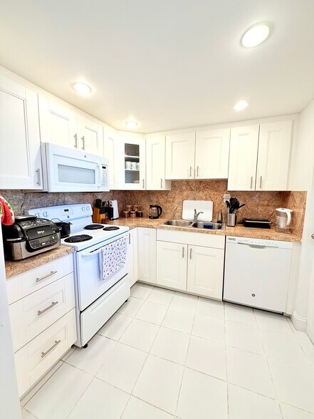 Building Photo - 4141 Nautilus Dr