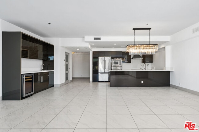 Building Photo - 10660 Wilshire Blvd